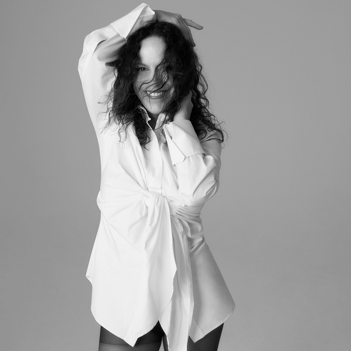 700px_Bebel Gilberto Official 1